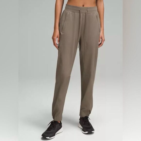 lululemon athletica Pants - Lululemon License To Train High-Rise Pant in Nomad Size 4